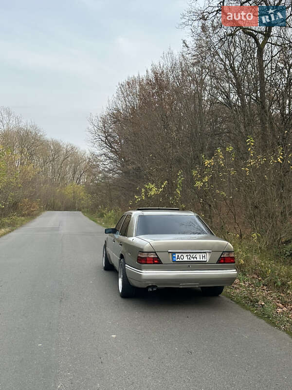 Седан Mercedes-Benz E-Class 1994 в Иршаве