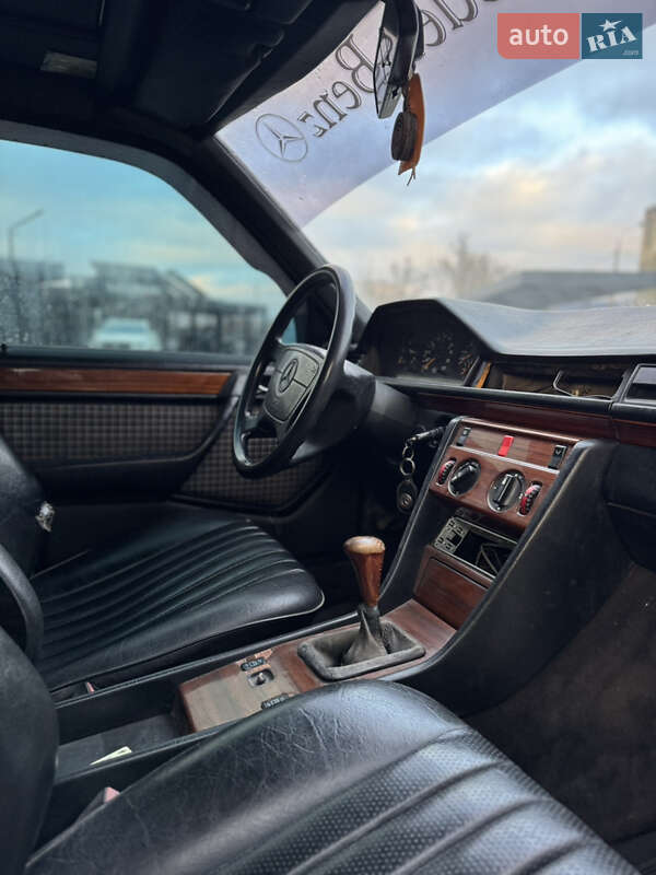 Седан Mercedes-Benz E-Class 1993 в Черновцах