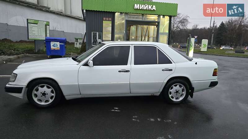 Седан Mercedes-Benz E-Class 1992 в Львове