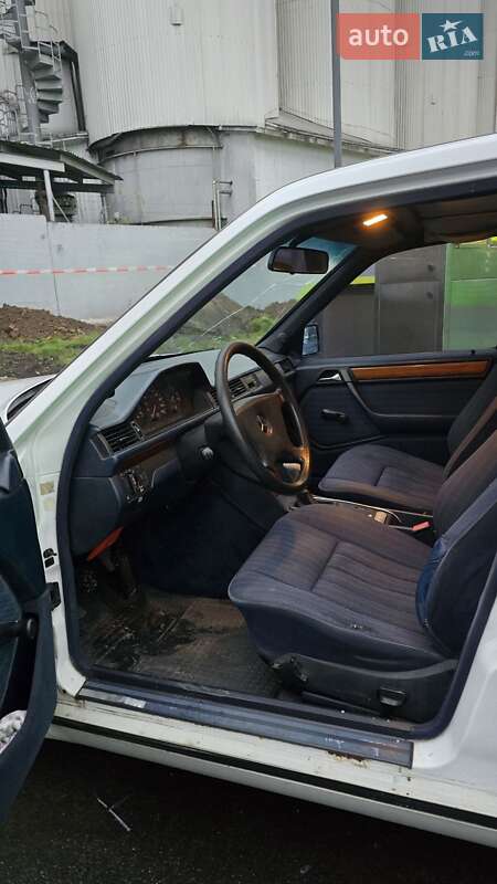 Седан Mercedes-Benz E-Class 1992 в Львове