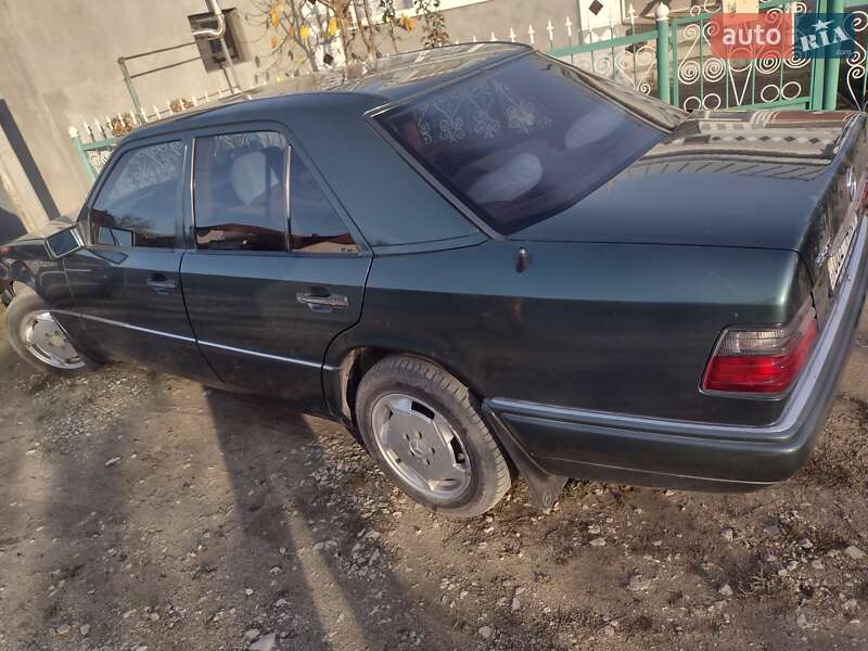 Седан Mercedes-Benz E-Class 1995 в Волочиську