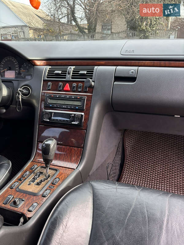 Седан Mercedes-Benz E-Class 2001 в Запоріжжі