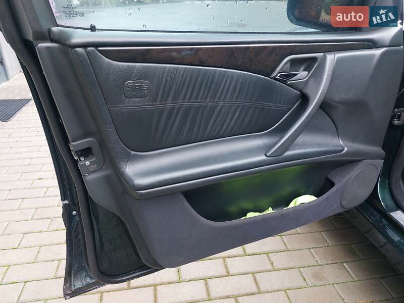Седан Mercedes-Benz E-Class 2001 в Киеве