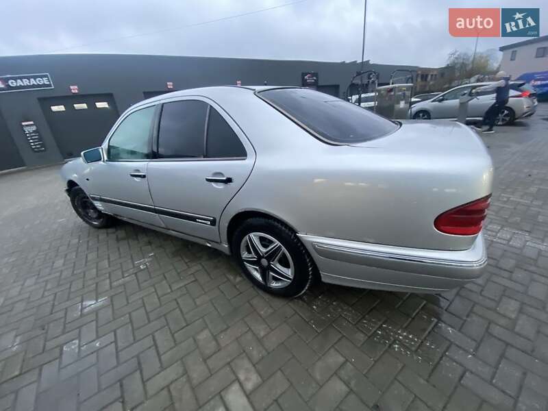 Седан Mercedes-Benz E-Class 1997 в Перечині