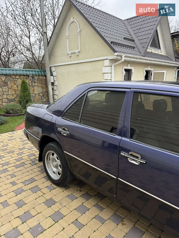 Седан Mercedes-Benz E-Class 1988 в Могилев-Подольске