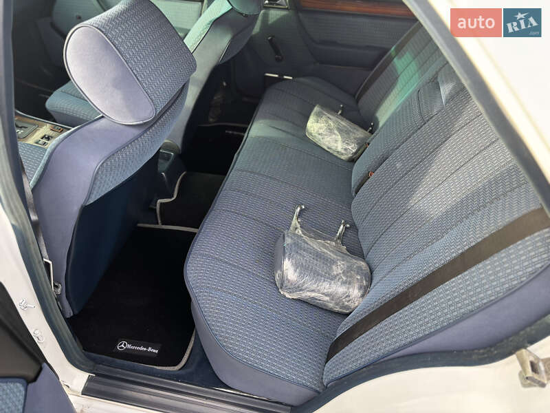 Седан Mercedes-Benz E-Class 1988 в Киеве