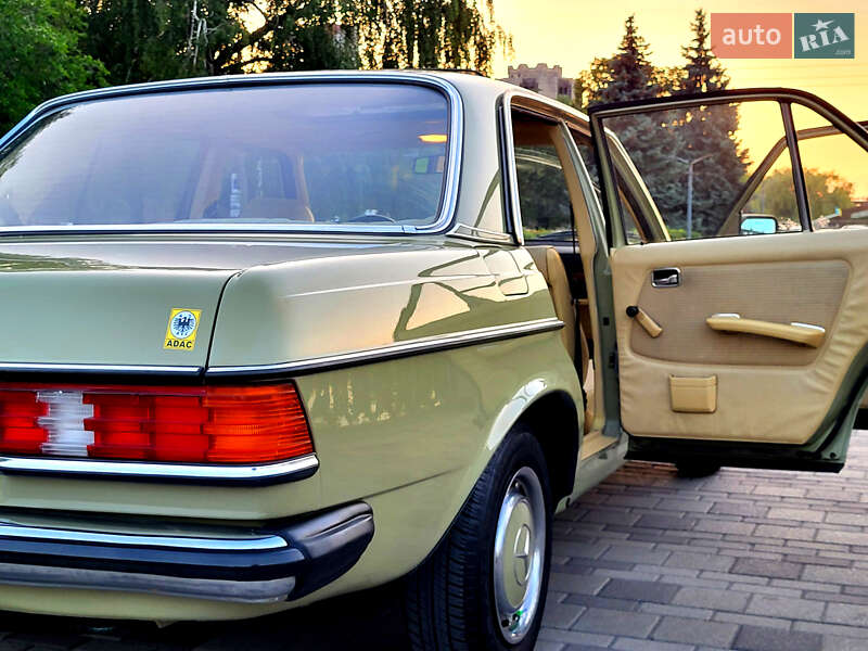 Седан Mercedes-Benz E-Class 1983 в Днепре