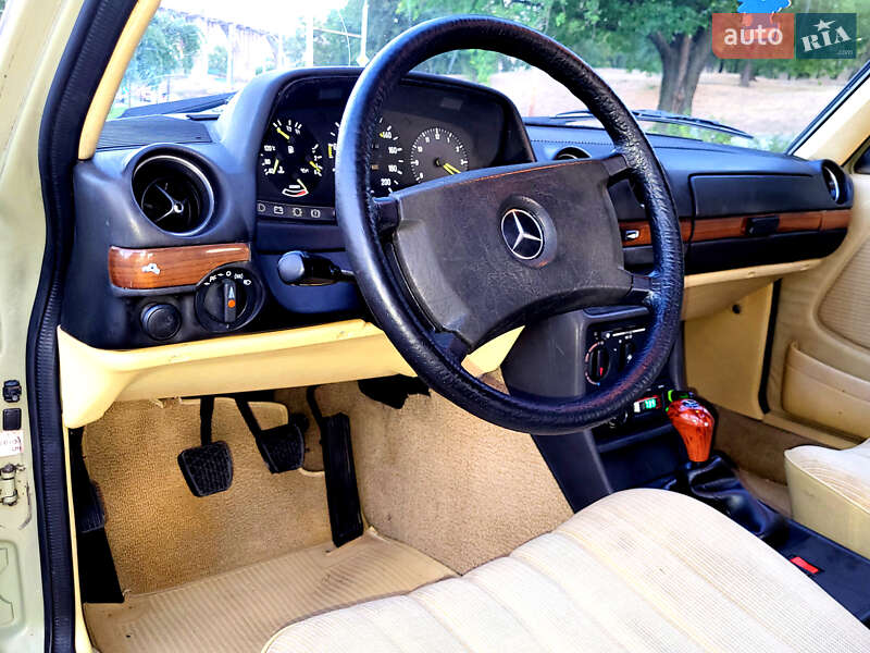 Седан Mercedes-Benz E-Class 1983 в Днепре