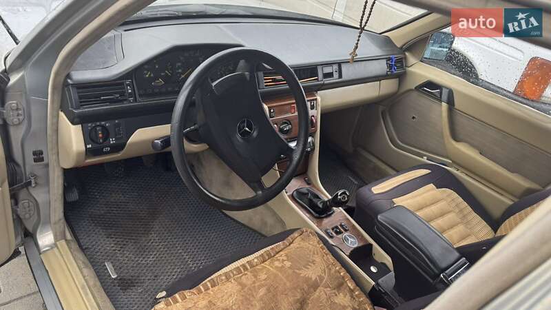 Седан Mercedes-Benz E-Class 1990 в Жовтанцях