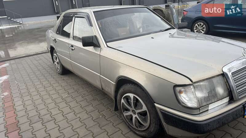 Седан Mercedes-Benz E-Class 1990 в Жовтанцях