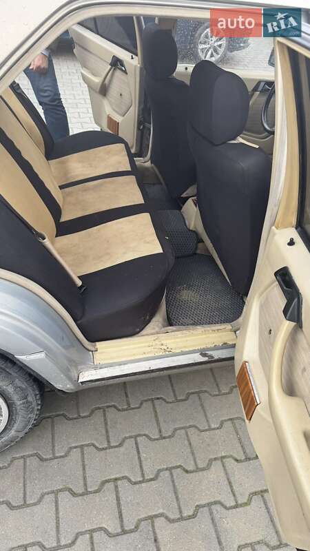 Седан Mercedes-Benz E-Class 1990 в Жовтанцях