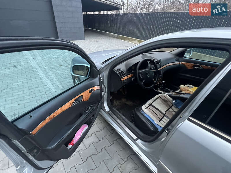 Седан Mercedes-Benz E-Class 2005 в Косове