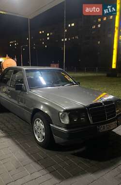Седан Mercedes-Benz E-Class 1988 в Каневі