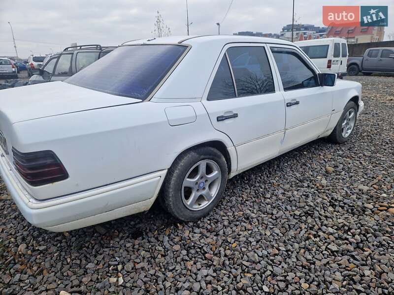 Седан Mercedes-Benz E-Class 1994 в Хусті