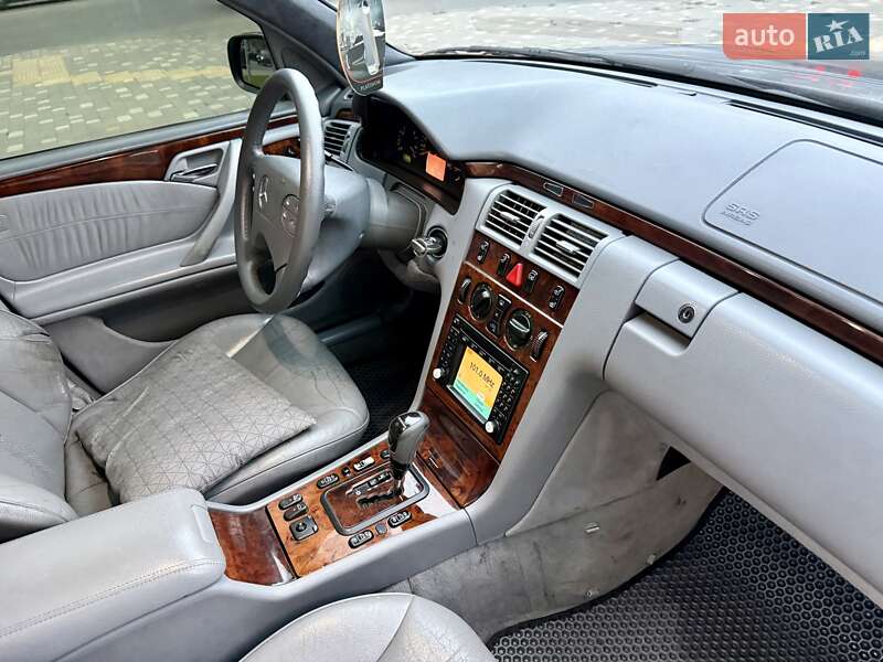 Седан Mercedes-Benz E-Class 2000 в Одессе