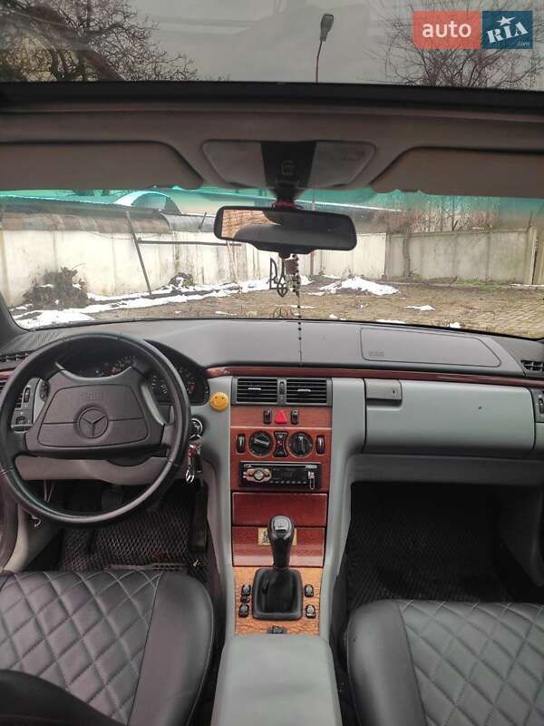Седан Mercedes-Benz E-Class 1997 в Львове