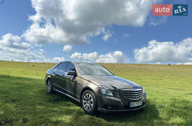 Седан Mercedes-Benz E-Class 2010 в Полонном