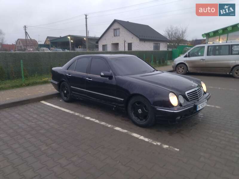 Седан Mercedes-Benz E-Class 2000 в Вараше