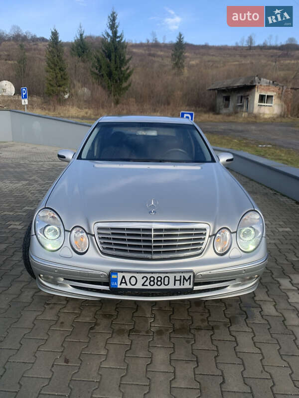 Седан Mercedes-Benz E-Class 2003 в Сваляве