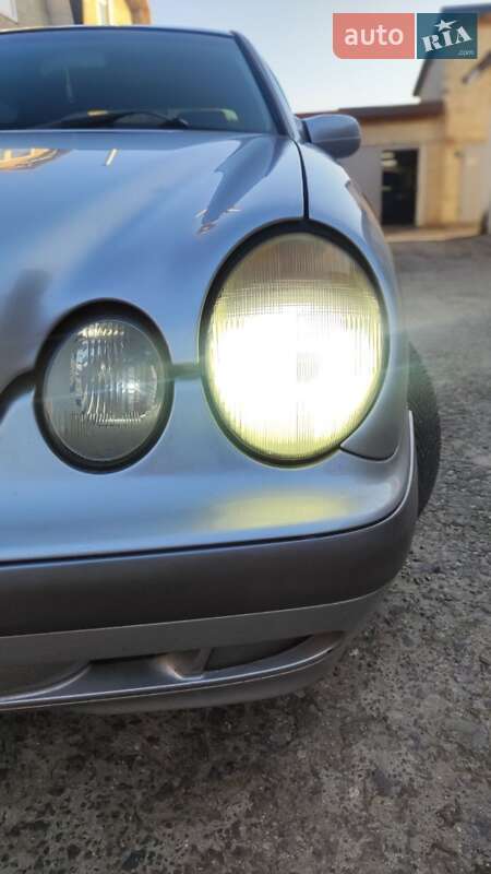 Седан Mercedes-Benz E-Class 2000 в Новояворовске