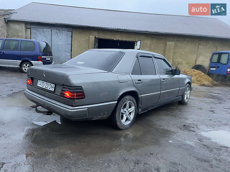 Седан Mercedes-Benz E-Class 1988 в Тульчине