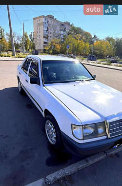Седан Mercedes-Benz E-Class 1987 в Николаеве