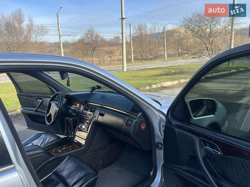 Седан Mercedes-Benz E-Class 2000 в Черновцах