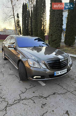 Седан Mercedes-Benz E-Class 2011 в Кореці