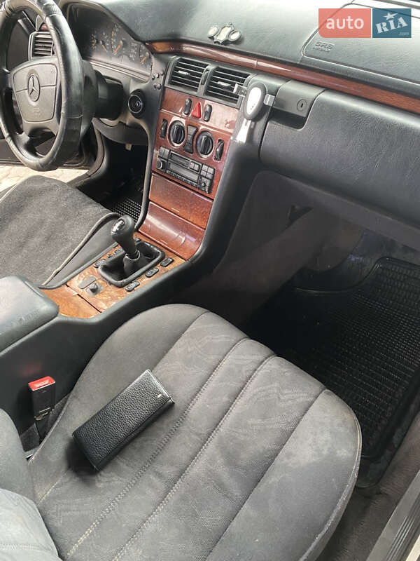 Седан Mercedes-Benz E-Class 1996 в Тростянці