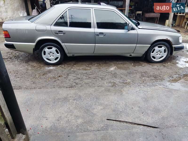 Седан Mercedes-Benz E-Class 1992 в Бердичеві