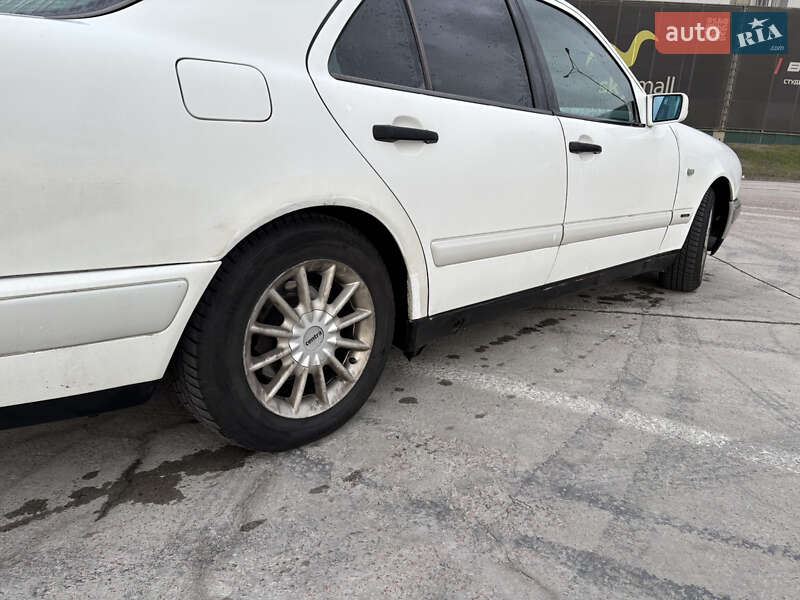 Седан Mercedes-Benz E-Class 1998 в Києві