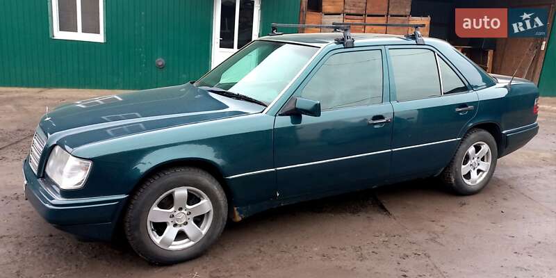Седан Mercedes-Benz E-Class 1994 в Кельменцях