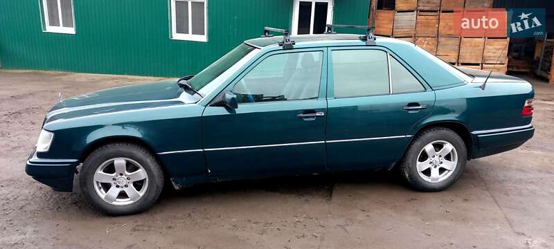 Седан Mercedes-Benz E-Class 1994 в Кельменцях