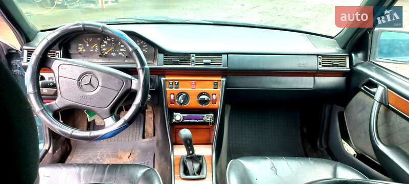 Седан Mercedes-Benz E-Class 1994 в Кельменцях