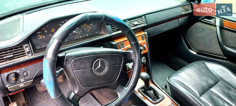 Седан Mercedes-Benz E-Class 1994 в Кельменцях