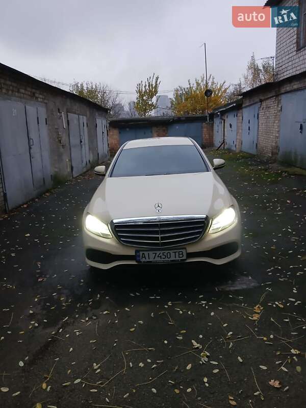 Седан Mercedes-Benz E-Class 2016 в Києві