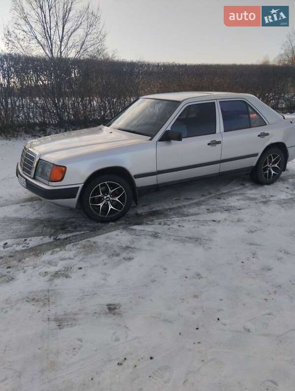 Седан Mercedes-Benz E-Class 1987 в Косове