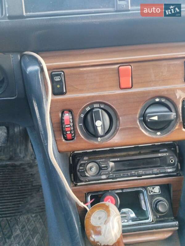 Седан Mercedes-Benz E-Class 1987 в Косове