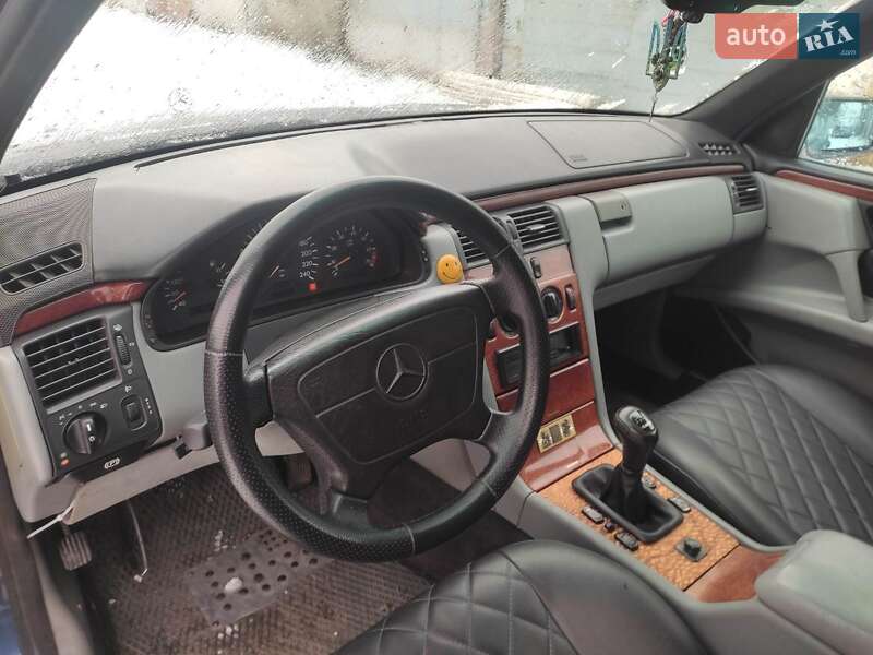 Седан Mercedes-Benz E-Class 1997 в Львове