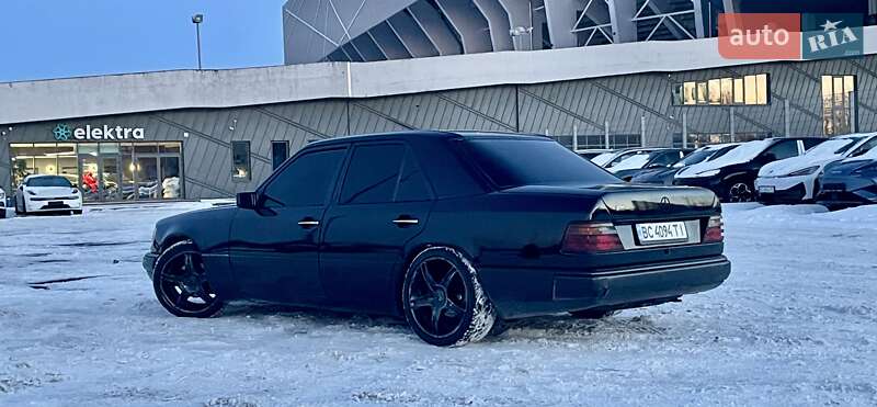 Седан Mercedes-Benz E-Class 1990 в Львове