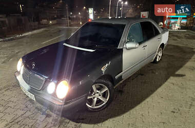 Седан Mercedes-Benz E-Class 2001 в Чернівцях