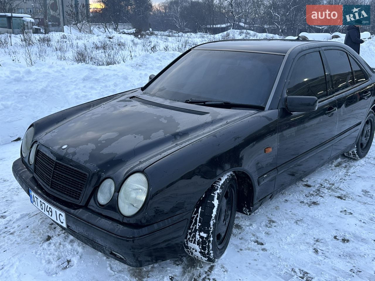 Добрий день! 

Продаю Mercedes-Benz E-class 
2.2 дизель, автомат.

Автомобіль у хорошому технічному стані. Мотор працює дуже добре та рівно, по ходовій теж збита. Автоматична коробка в хорошому стані, та працюють всі передачі. Доволі рідкісний коричневий шкіряний салон, правда, на фото не вийшло передати його справжній насичений колір. Машина вже гарно затонована, і в салоні встановлений CarPlay. Оригінальні диски Mercedes на хорошій зимовій гумі. З документами порядок та є зв’язок з власником.
Кого цікавить дзвоніть та пишіть, готовий домовитися по ціні та розповісти більш детально. Якщо буде потреба, скину ще фотографії та відео.
