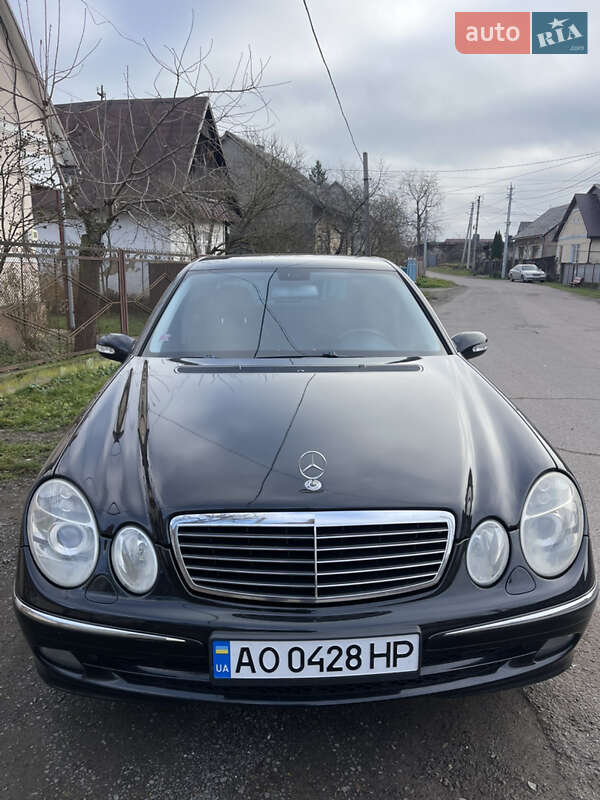 Седан Mercedes-Benz E-Class 2005 в Изе