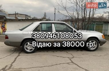 Седан Mercedes-Benz E-Class 1988 в Лугинах