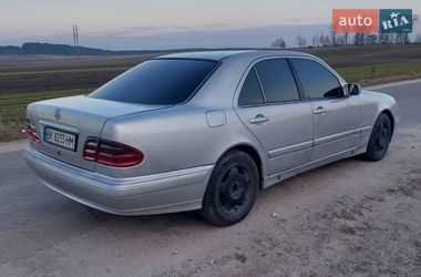 Седан Mercedes-Benz E-Class 2000 в Сарнах