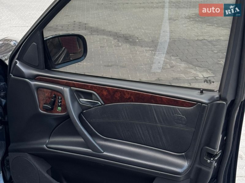 Седан Mercedes-Benz E-Class 2001 в Львове