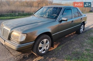 Седан Mercedes-Benz E-Class 1988 в Ромнах