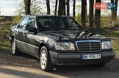 Седан Mercedes-Benz E-Class 1995 в Ровно