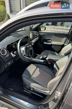 Позашляховик / Кросовер Mercedes-Benz EQB 2022 в 