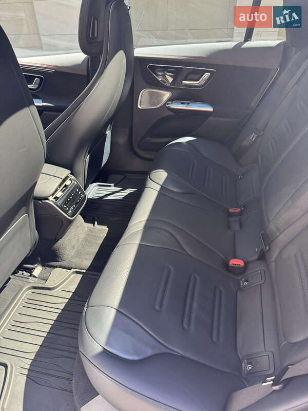 Седан Mercedes-Benz EQE 2022 в Львове